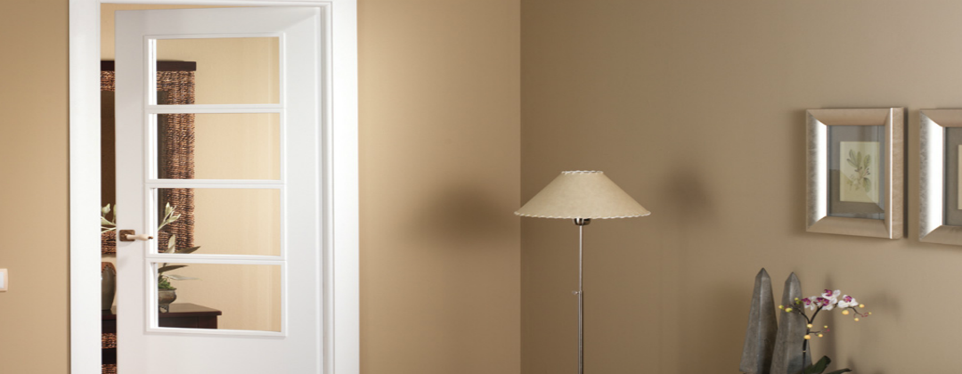 portes interiors blanques amb vidres transparents