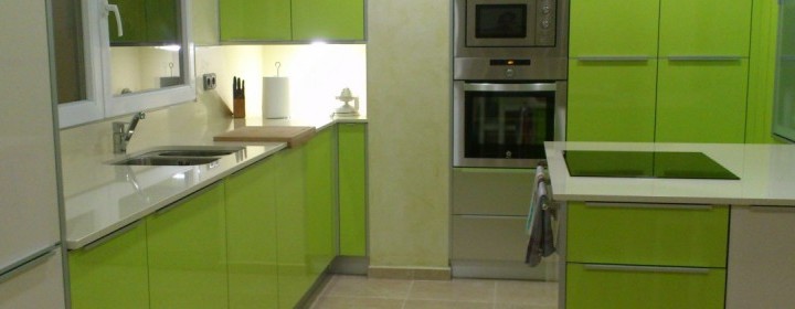 mobles de cuina amb armaris verds i silestone