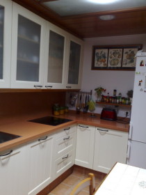 muebles de cocina blancos con rinconera
