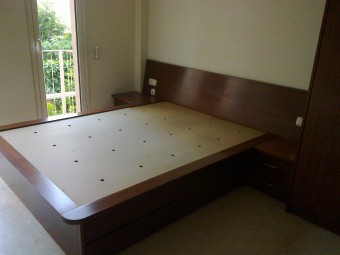 dormitorio matrimonio con cabezal madera oscura