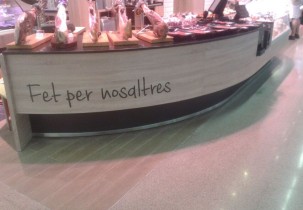 Montaje de mostrador, armarios y estanterías. Obra para Interiores