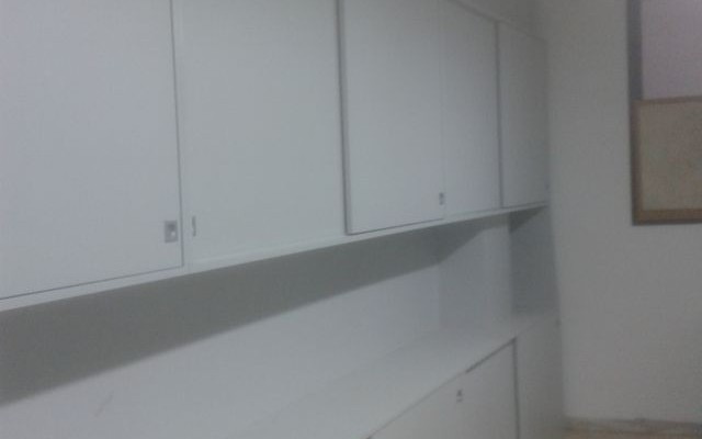 Mostrador per entrada, muntatge d'armaris a mida, prestatgeries per a empresa