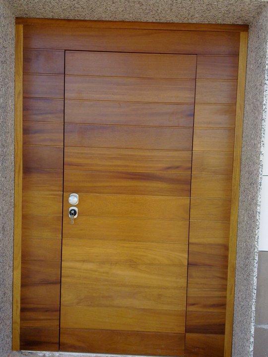 porta exterior de seguretat blindada de fusta lamines