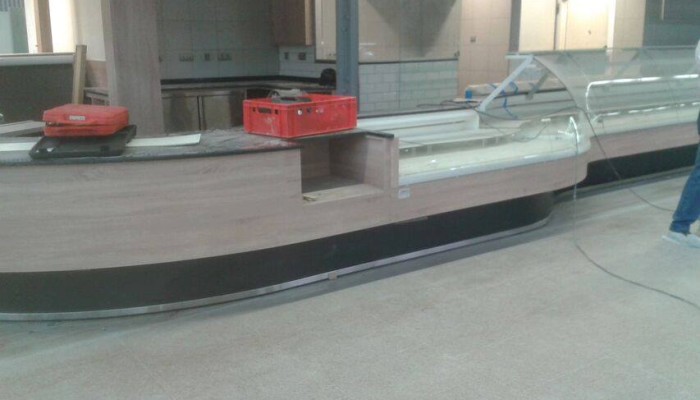 Muntatge de mostrador, armaris i prestatgeries, obra per a botiga de mercat