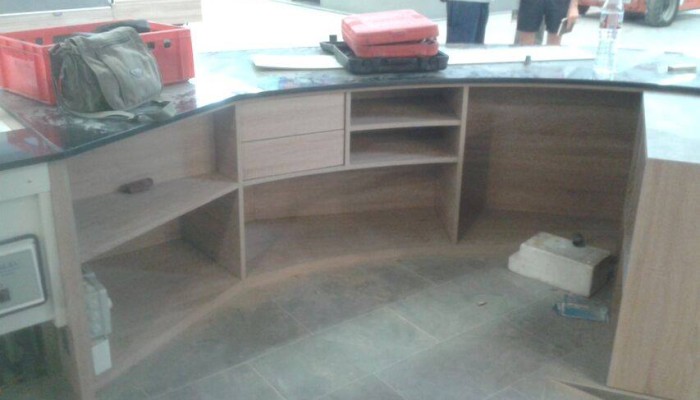 Muntatge de mostrador, armaris i prestatgeries, obra per a botiga de mercat