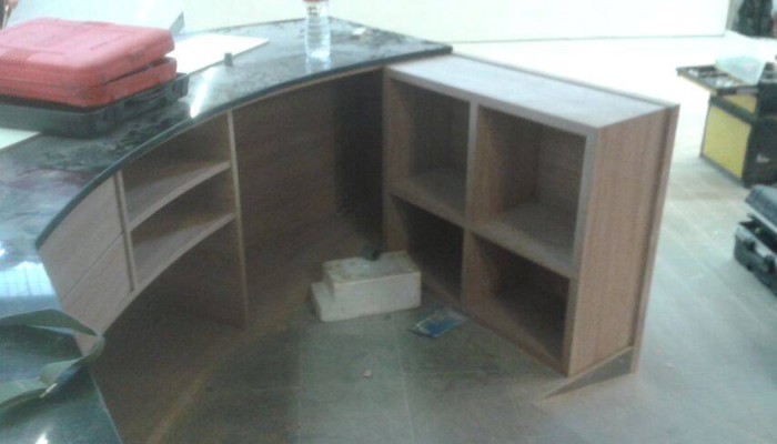 Muntatge de mostrador, armaris i prestatgeries, obra per a botiga de mercat