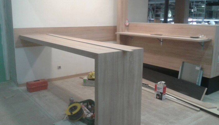 Muntatge de mostrador, armaris i prestatgeries, obra per a botiga de mercat