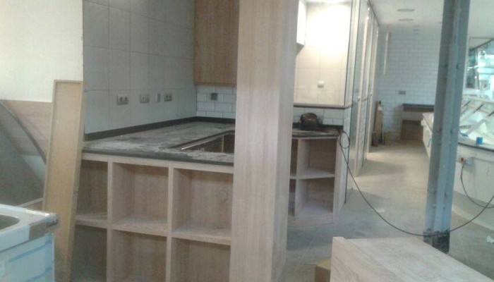 Muntatge de mostrador, armaris i prestatgeries, obra per a botiga de mercat