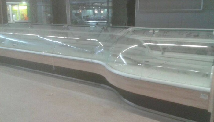Muntatge de mostrador, armaris i prestatgeries, obra per a botiga de mercat