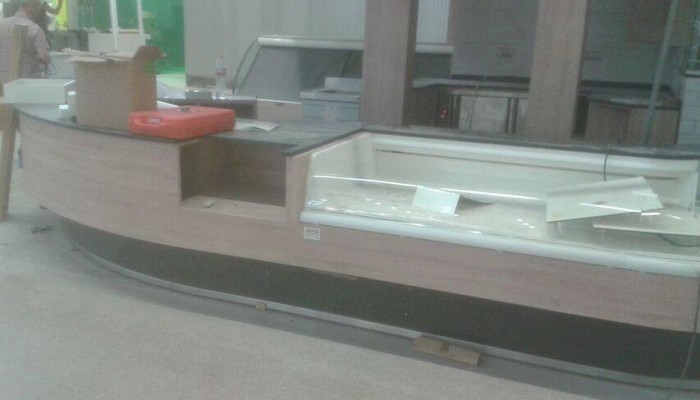 Muntatge de mostrador, armaris i prestatgeries, obra per a botiga de mercat