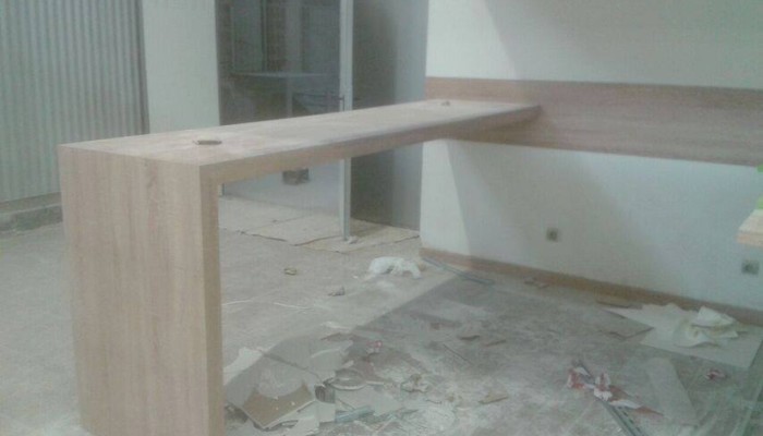 Muntatge de mostrador, armaris i prestatgeries, obra per a botiga de mercat