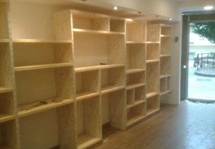 estanterias, pared alistonada con luz y puerta para Carnicería ecológica
