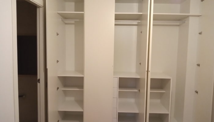 Armari a mida lacat blanc 5 portes amb muntatge inclos