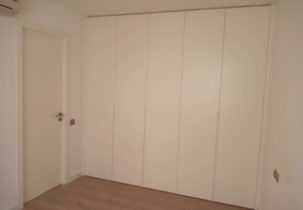 Armario de cinco puertas de melamina blanca interior y lacado en Terrassa