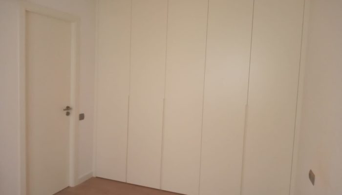 Armari a mida lacat blanc 5 portes amb muntatge inclos
