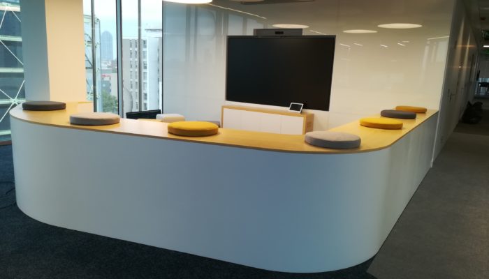 Disseny i fabricació de mobles per oficines, mostradors, sales, despatxos