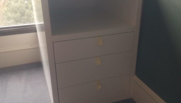 Dormitori juvenil amb llit niu lacat a mida en pis Barcelona