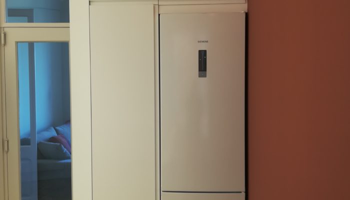 Cuina a mida realitzada en un pis de Barcelona, armaris forrats, estanteries