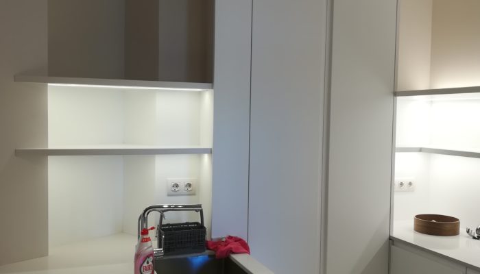 Cuina a mida realitzada en un pis de Barcelona, armaris forrats, estanteries