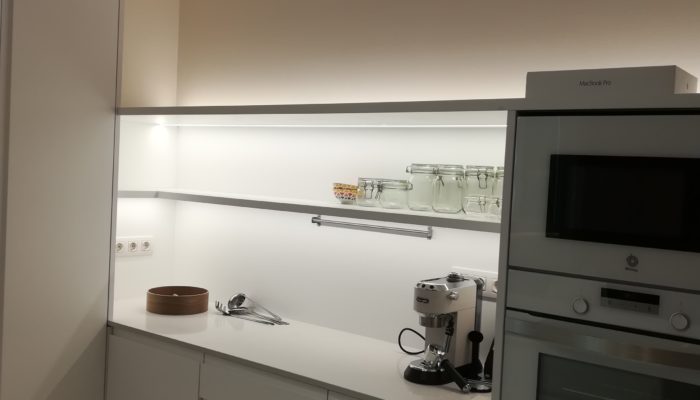 Cuina a mida realitzada en un pis de Barcelona, armaris forrats, estanteries