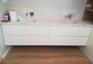 Armario lavabo de melamina antracita y exterior lacado hecho en Corbera
