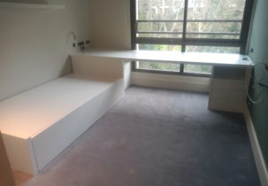 Dormitorio juvenil con cama nido lacado en color blanco colocado en Barcelona